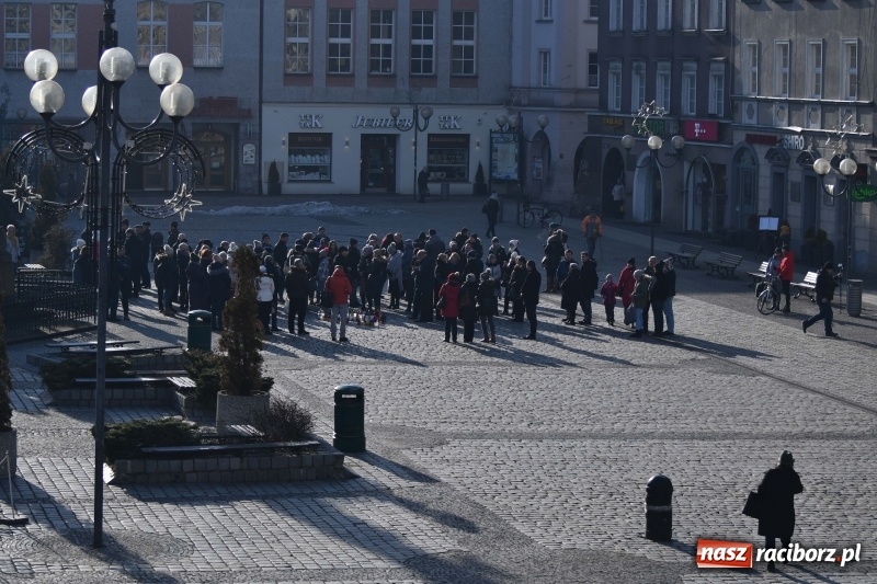 Zdjęcie w galerii na portalu naszraciborz.pl: Racibórz w samo południe uczcił pamięć prezydenta Gdańska Pawła Adamowicza FOTO i WIDEO  wiadomości z regionu
