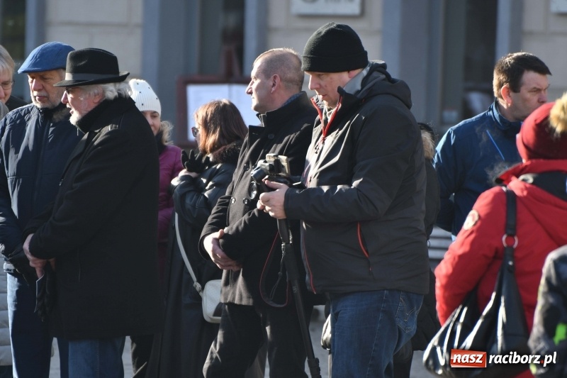 Zdjęcie w galerii na portalu naszraciborz.pl: Racibórz w samo południe uczcił pamięć prezydenta Gdańska Pawła Adamowicza FOTO i WIDEO  wiadomości z regionu