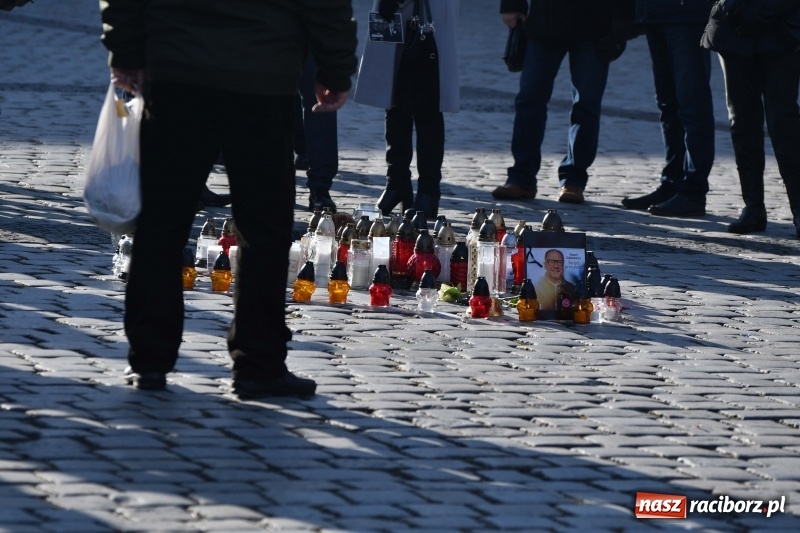 Zdjęcie w galerii na portalu naszraciborz.pl: Racibórz w samo południe uczcił pamięć prezydenta Gdańska Pawła Adamowicza FOTO i WIDEO  wiadomości z regionu