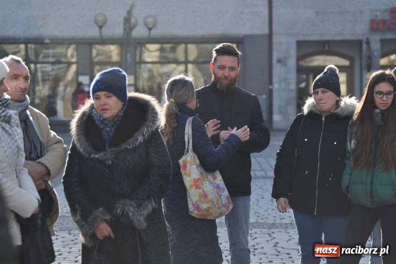 Zdjęcie w galerii na portalu naszraciborz.pl: Racibórz w samo południe uczcił pamięć prezydenta Gdańska Pawła Adamowicza FOTO i WIDEO  wiadomości z regionu