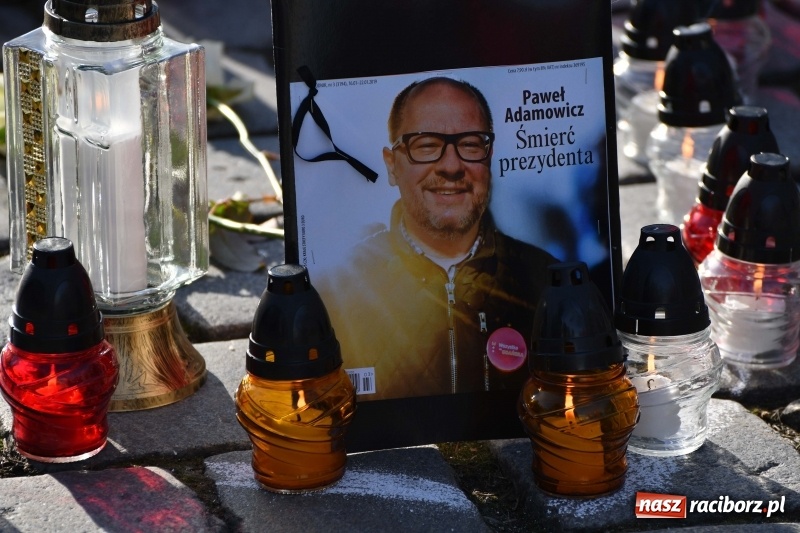 Zdjęcie w galerii na portalu naszraciborz.pl: Racibórz w samo południe uczcił pamięć prezydenta Gdańska Pawła Adamowicza FOTO i WIDEO  wiadomości z regionu