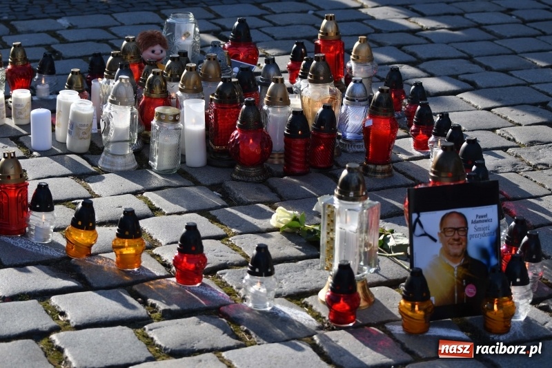 Zdjęcie w galerii na portalu naszraciborz.pl: Racibórz w samo południe uczcił pamięć prezydenta Gdańska Pawła Adamowicza FOTO i WIDEO  wiadomości z regionu
