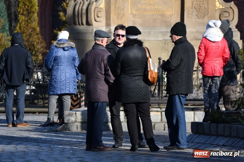 Zdjęcie w galerii na portalu naszraciborz.pl: Racibórz w samo południe uczcił pamięć prezydenta Gdańska Pawła Adamowicza FOTO i WIDEO  wiadomości z regionu