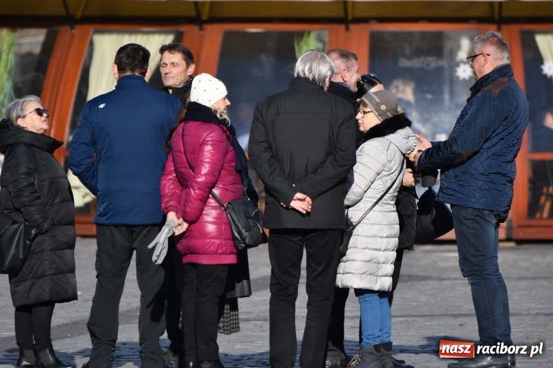 Zdjęcie w galerii na portalu naszraciborz.pl: Racibórz w samo południe uczcił pamięć prezydenta Gdańska Pawła Adamowicza FOTO i WIDEO  wiadomości z regionu