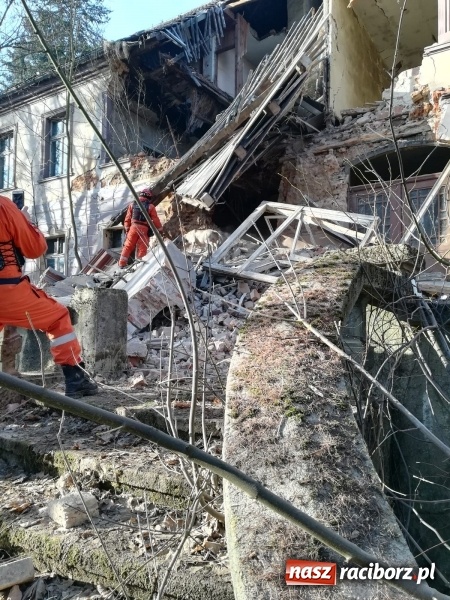 Zdjęcie w galerii na portalu naszraciborz.pl: Katastrofa budowlana w Rudniku. Runęła ściana frontowa pałacu. Strażacy przeszukują ruiny  wiadomości z regionu