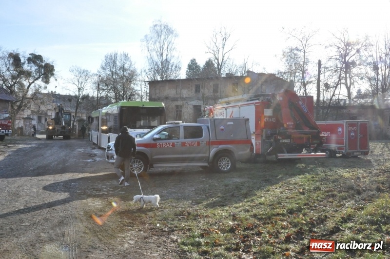 Zdjęcie w galerii na portalu naszraciborz.pl: Katastrofa budowlana w Rudniku. Runęła ściana frontowa pałacu. Strażacy przeszukują ruiny  wiadomości z regionu