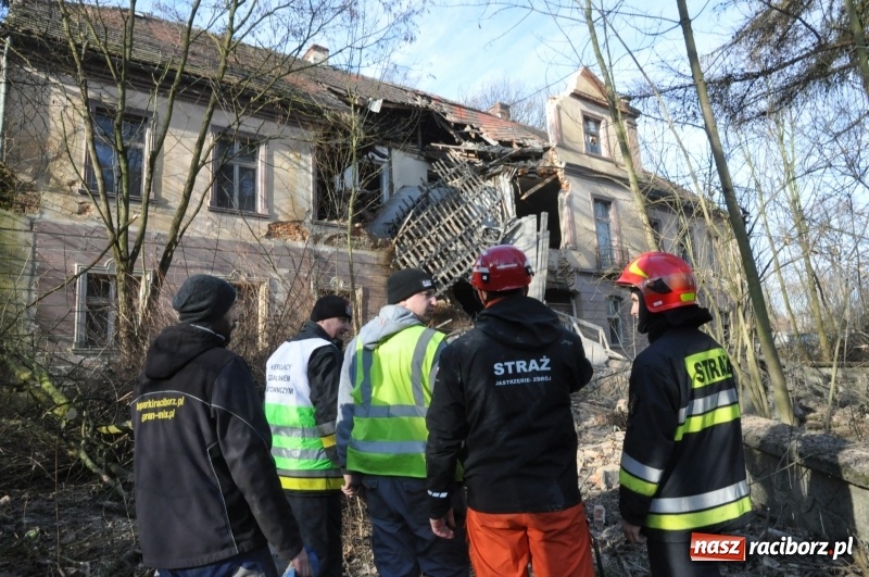 Zdjęcie w galerii na portalu naszraciborz.pl: Katastrofa budowlana w Rudniku. Runęła ściana frontowa pałacu. Strażacy przeszukują ruiny  wiadomości z regionu