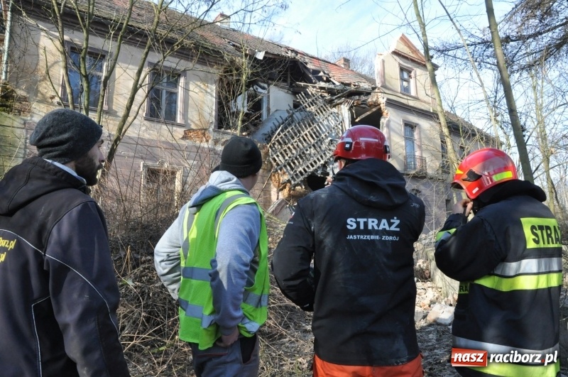 Zdjęcie w galerii na portalu naszraciborz.pl: Katastrofa budowlana w Rudniku. Runęła ściana frontowa pałacu. Strażacy przeszukują ruiny  wiadomości z regionu
