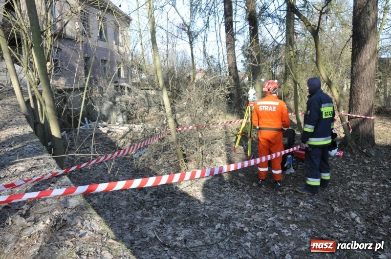 Zdjęcie w galerii na portalu naszraciborz.pl: Katastrofa budowlana w Rudniku. Runęła ściana frontowa pałacu. Strażacy przeszukują ruiny  wiadomości z regionu