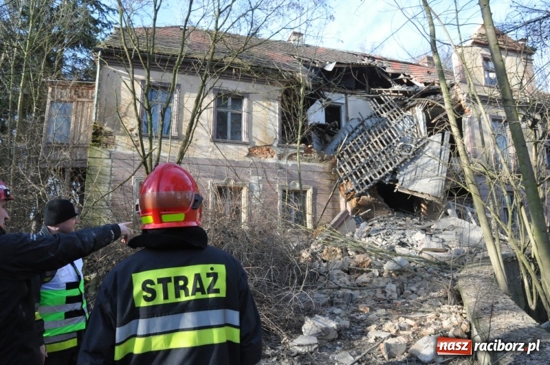 Zdjęcie w galerii na portalu naszraciborz.pl: Katastrofa budowlana w Rudniku. Runęła ściana frontowa pałacu. Strażacy przeszukują ruiny  wiadomości z regionu