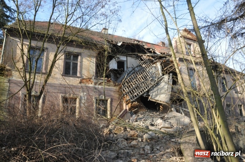 Zdjęcie w galerii na portalu naszraciborz.pl: Katastrofa budowlana w Rudniku. Runęła ściana frontowa pałacu. Strażacy przeszukują ruiny  wiadomości z regionu