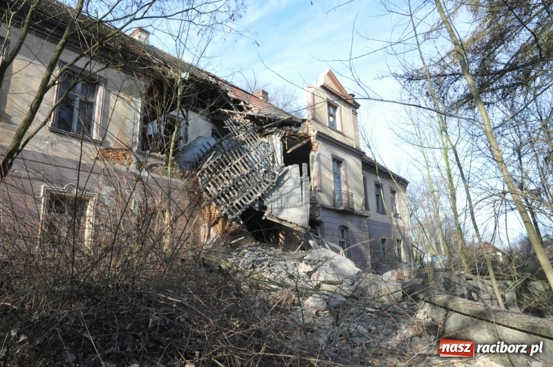 Zdjęcie w galerii na portalu naszraciborz.pl: Katastrofa budowlana w Rudniku. Runęła ściana frontowa pałacu. Strażacy przeszukują ruiny  wiadomości z regionu