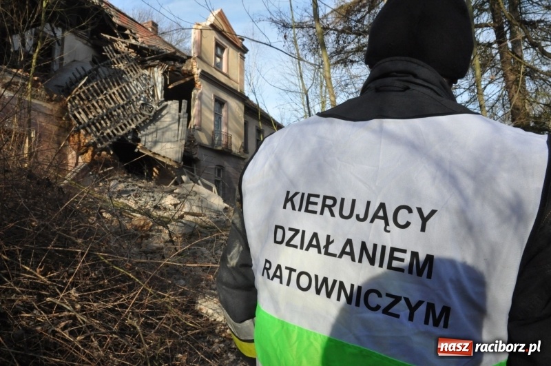 Zdjęcie w galerii na portalu naszraciborz.pl: Katastrofa budowlana w Rudniku. Runęła ściana frontowa pałacu. Strażacy przeszukują ruiny  wiadomości z regionu