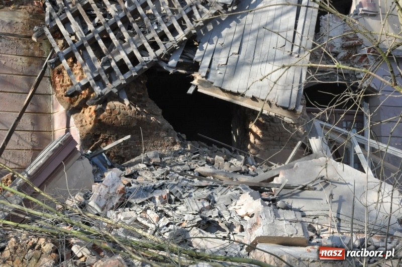Zdjęcie w galerii na portalu naszraciborz.pl: Katastrofa budowlana w Rudniku. Runęła ściana frontowa pałacu. Strażacy przeszukują ruiny  wiadomości z regionu