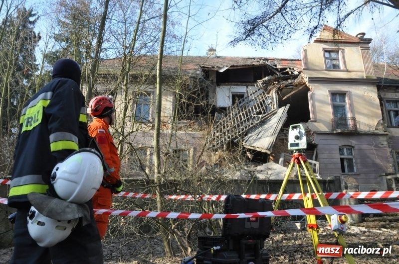 Zdjęcie w galerii na portalu naszraciborz.pl: Katastrofa budowlana w Rudniku. Runęła ściana frontowa pałacu. Strażacy przeszukują ruiny  wiadomości z regionu