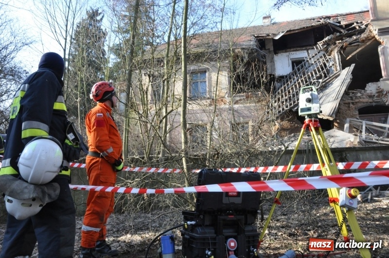 Zdjęcie w galerii na portalu naszraciborz.pl: Katastrofa budowlana w Rudniku. Runęła ściana frontowa pałacu. Strażacy przeszukują ruiny  wiadomości z regionu