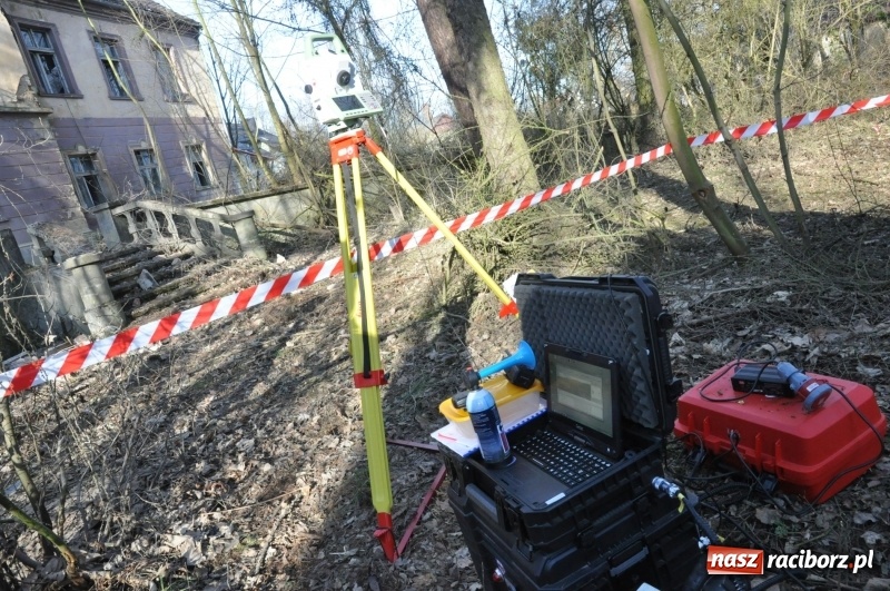 Zdjęcie w galerii na portalu naszraciborz.pl: Katastrofa budowlana w Rudniku. Runęła ściana frontowa pałacu. Strażacy przeszukują ruiny  wiadomości z regionu