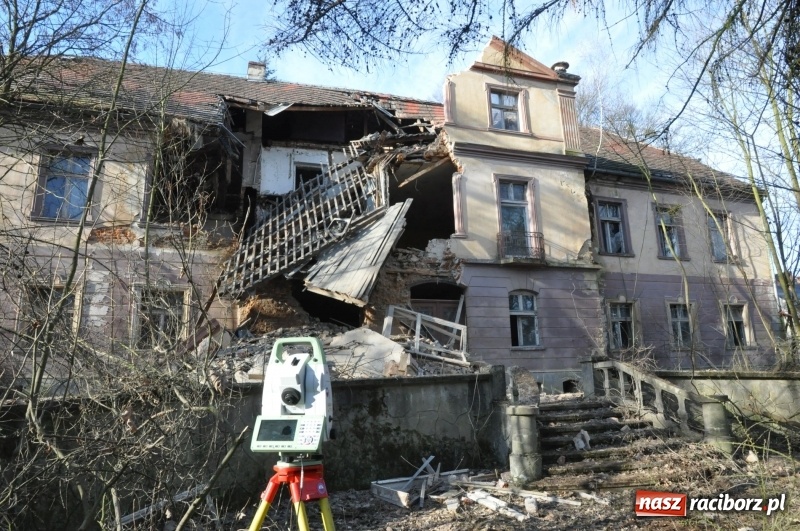 Zdjęcie w galerii na portalu naszraciborz.pl: Katastrofa budowlana w Rudniku. Runęła ściana frontowa pałacu. Strażacy przeszukują ruiny  wiadomości z regionu