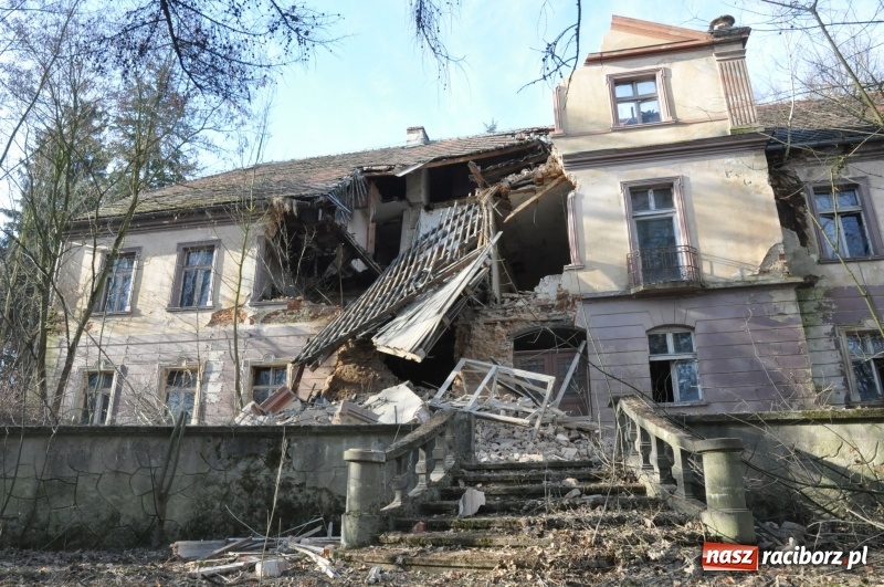 Zdjęcie w galerii na portalu naszraciborz.pl: Katastrofa budowlana w Rudniku. Runęła ściana frontowa pałacu. Strażacy przeszukują ruiny  wiadomości z regionu