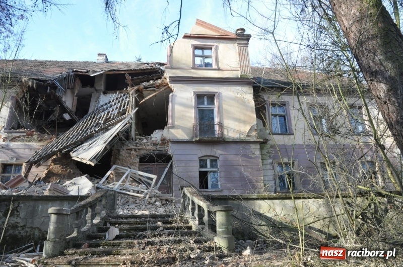 Zdjęcie w galerii na portalu naszraciborz.pl: Katastrofa budowlana w Rudniku. Runęła ściana frontowa pałacu. Strażacy przeszukują ruiny  wiadomości z regionu