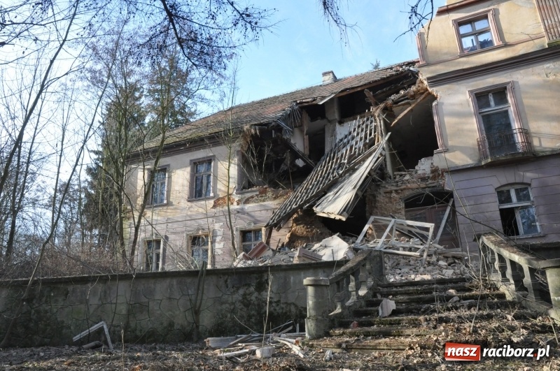 Zdjęcie w galerii na portalu naszraciborz.pl: Katastrofa budowlana w Rudniku. Runęła ściana frontowa pałacu. Strażacy przeszukują ruiny  wiadomości z regionu