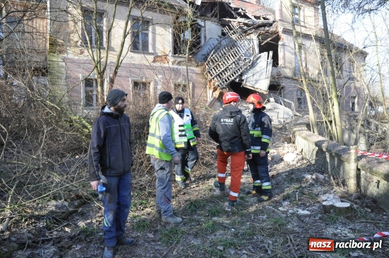 Zdjęcie w galerii na portalu naszraciborz.pl: Katastrofa budowlana w Rudniku. Runęła ściana frontowa pałacu. Strażacy przeszukują ruiny  wiadomości z regionu