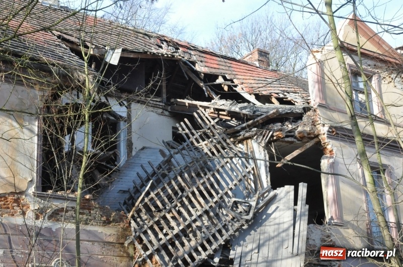 Zdjęcie w galerii na portalu naszraciborz.pl: Katastrofa budowlana w Rudniku. Runęła ściana frontowa pałacu. Strażacy przeszukują ruiny  wiadomości z regionu