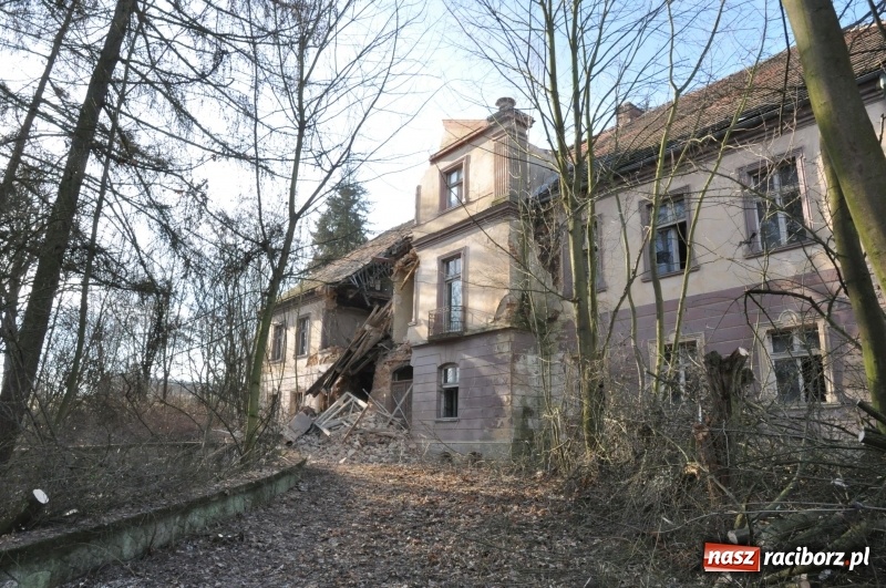 Zdjęcie w galerii na portalu naszraciborz.pl: Katastrofa budowlana w Rudniku. Runęła ściana frontowa pałacu. Strażacy przeszukują ruiny  wiadomości z regionu