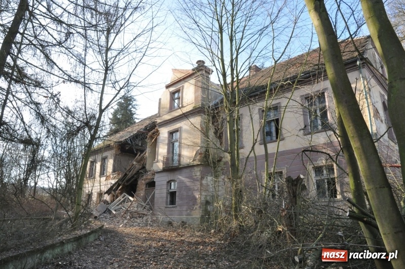 Zdjęcie w galerii na portalu naszraciborz.pl: Katastrofa budowlana w Rudniku. Runęła ściana frontowa pałacu. Strażacy przeszukują ruiny  wiadomości z regionu