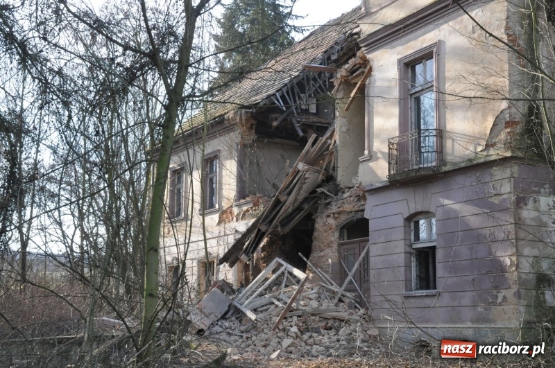 Zdjęcie w galerii na portalu naszraciborz.pl: Katastrofa budowlana w Rudniku. Runęła ściana frontowa pałacu. Strażacy przeszukują ruiny  wiadomości z regionu