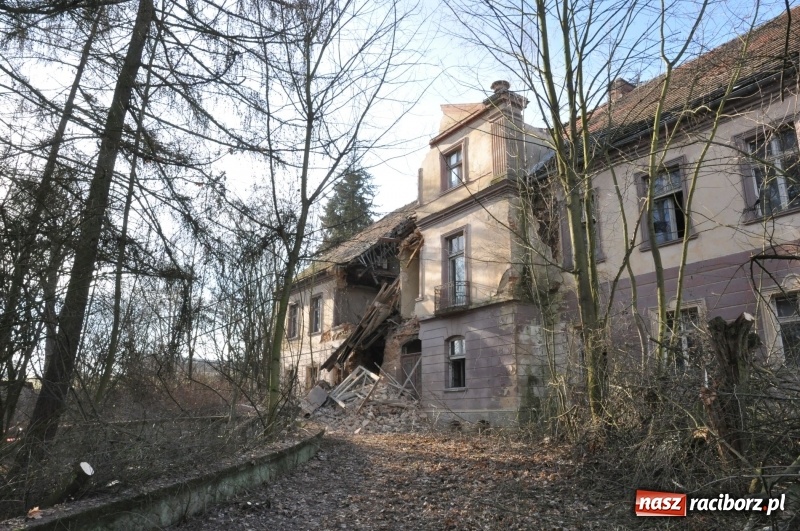 Zdjęcie w galerii na portalu naszraciborz.pl: Katastrofa budowlana w Rudniku. Runęła ściana frontowa pałacu. Strażacy przeszukują ruiny  wiadomości z regionu