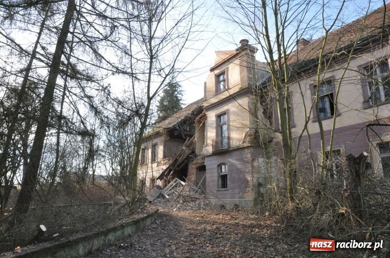 Zdjęcie w galerii na portalu naszraciborz.pl: Katastrofa budowlana w Rudniku. Runęła ściana frontowa pałacu. Strażacy przeszukują ruiny  wiadomości z regionu