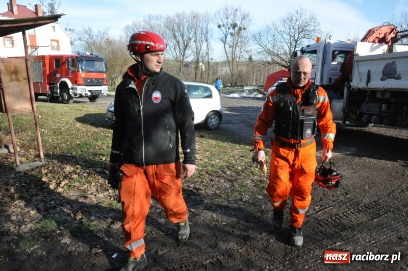 Zdjęcie w galerii na portalu naszraciborz.pl: Katastrofa budowlana w Rudniku. Runęła ściana frontowa pałacu. Strażacy przeszukują ruiny  wiadomości z regionu