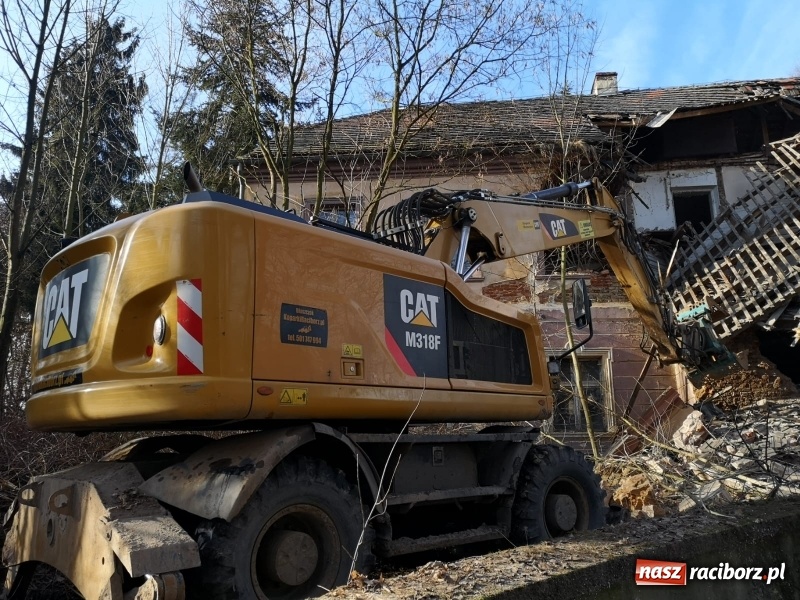 Zdjęcie w galerii na portalu naszraciborz.pl: Katastrofa budowlana w Rudniku. Runęła ściana frontowa pałacu. Strażacy przeszukują ruiny  wiadomości z regionu