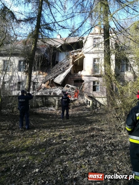 Zdjęcie w galerii na portalu naszraciborz.pl: Katastrofa budowlana w Rudniku. Runęła ściana frontowa pałacu. Strażacy przeszukują ruiny  wiadomości z regionu
