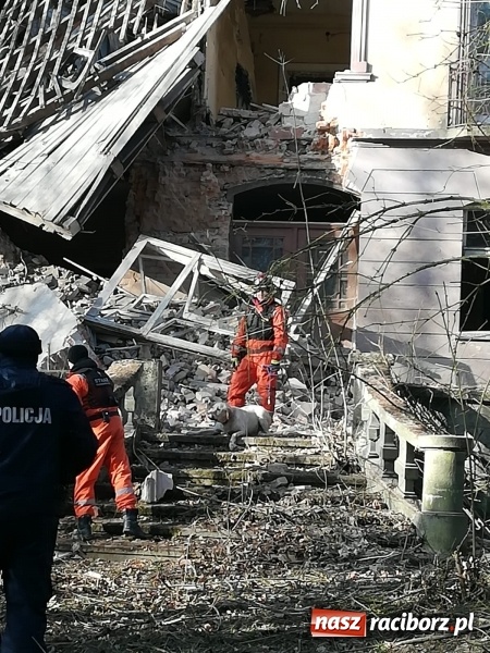 Zdjęcie w galerii na portalu naszraciborz.pl: Katastrofa budowlana w Rudniku. Runęła ściana frontowa pałacu. Strażacy przeszukują ruiny  wiadomości z regionu