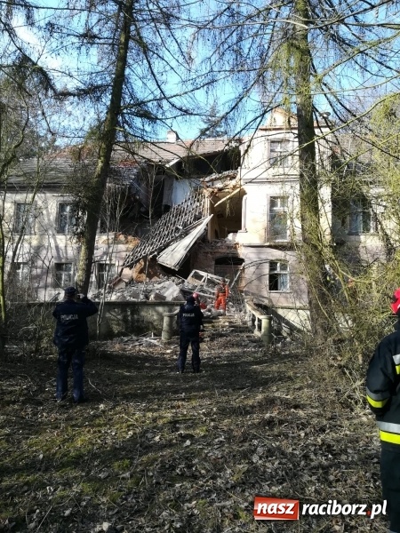 Zdjęcie w galerii na portalu naszraciborz.pl: Katastrofa budowlana w Rudniku. Runęła ściana frontowa pałacu. Strażacy przeszukują ruiny  wiadomości z regionu