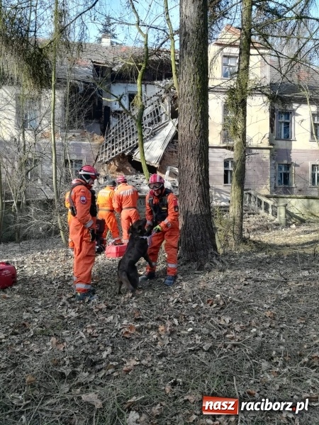 Zdjęcie w galerii na portalu naszraciborz.pl: Katastrofa budowlana w Rudniku. Runęła ściana frontowa pałacu. Strażacy przeszukują ruiny  wiadomości z regionu