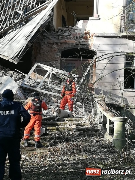 Zdjęcie w galerii na portalu naszraciborz.pl: Katastrofa budowlana w Rudniku. Runęła ściana frontowa pałacu. Strażacy przeszukują ruiny  wiadomości z regionu