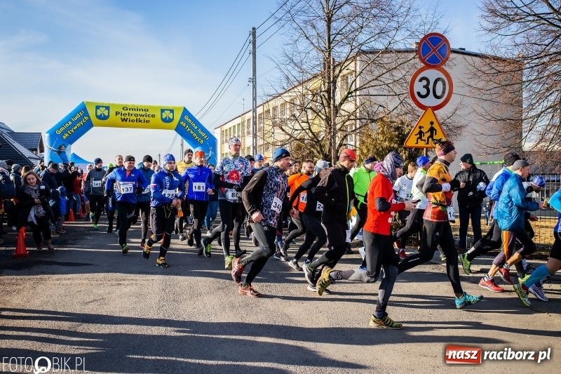 Zdjęcie w galerii na portalu naszraciborz.pl: VII Eko-Okna Cross po Ziemi Pietrowickiej. Na trasie prawie 300 biegaczy wiadomości z regionu