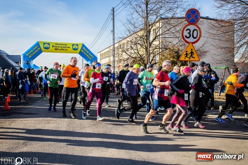 Zdjęcie w galerii na portalu naszraciborz.pl: VII Eko-Okna Cross po Ziemi Pietrowickiej. Na trasie prawie 300 biegaczy wiadomości z regionu