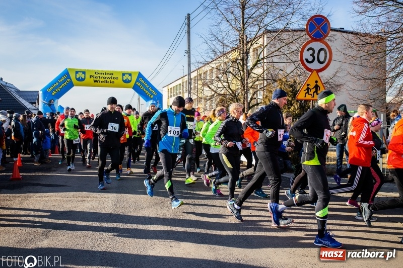 Zdjęcie w galerii na portalu naszraciborz.pl: VII Eko-Okna Cross po Ziemi Pietrowickiej. Na trasie prawie 300 biegaczy wiadomości z regionu