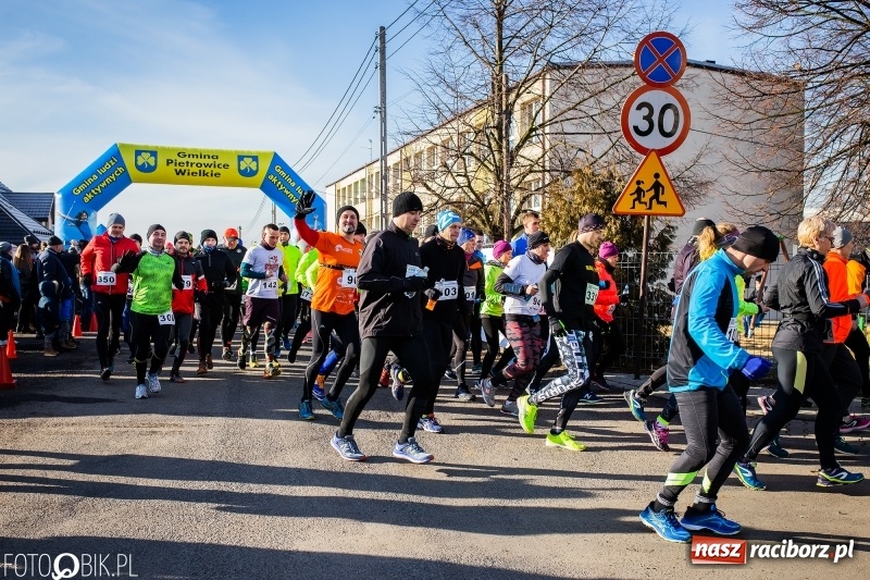 Zdjęcie w galerii na portalu naszraciborz.pl: VII Eko-Okna Cross po Ziemi Pietrowickiej. Na trasie prawie 300 biegaczy wiadomości z regionu