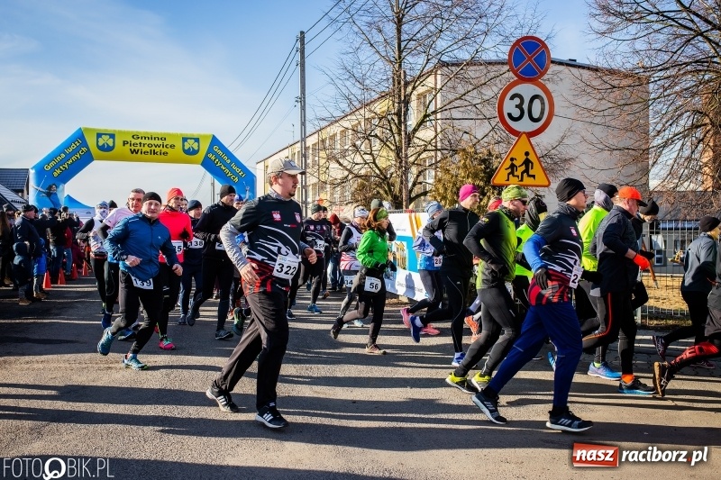 Zdjęcie w galerii na portalu naszraciborz.pl: VII Eko-Okna Cross po Ziemi Pietrowickiej. Na trasie prawie 300 biegaczy wiadomości z regionu