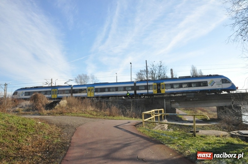 Zdjęcie w galerii na portalu naszraciborz.pl: Pociąg osobowy potrącił mężczyznę przy moście kolejowym  wiadomości z regionu