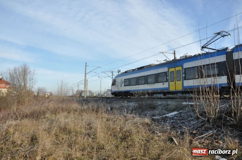 Zdjęcie w galerii na portalu naszraciborz.pl: Pociąg osobowy potrącił mężczyznę przy moście kolejowym  wiadomości z regionu