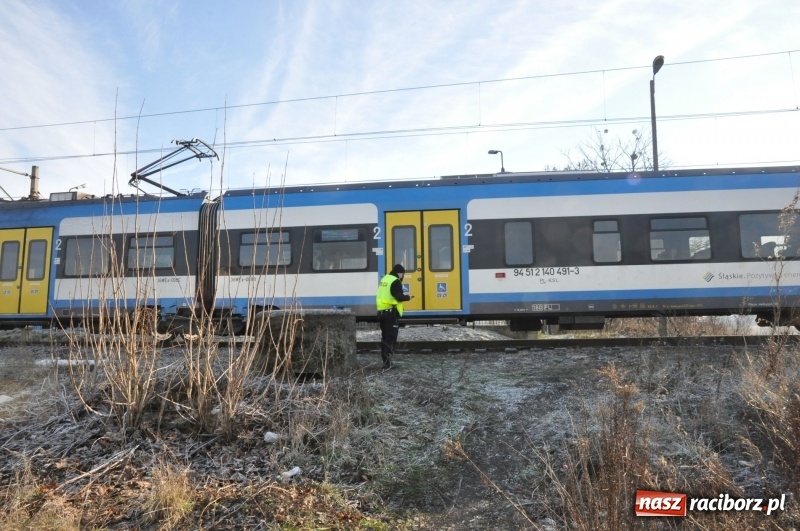 Zdjęcie w galerii na portalu naszraciborz.pl: Pociąg osobowy potrącił mężczyznę przy moście kolejowym  wiadomości z regionu