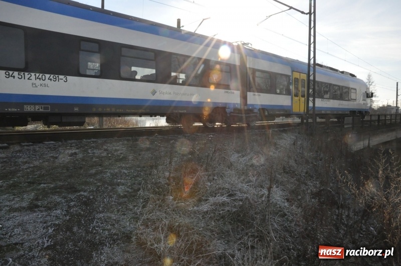 Zdjęcie w galerii na portalu naszraciborz.pl: Pociąg osobowy potrącił mężczyznę przy moście kolejowym  wiadomości z regionu