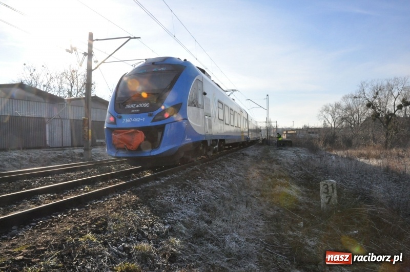 Zdjęcie w galerii na portalu naszraciborz.pl: Pociąg osobowy potrącił mężczyznę przy moście kolejowym  wiadomości z regionu