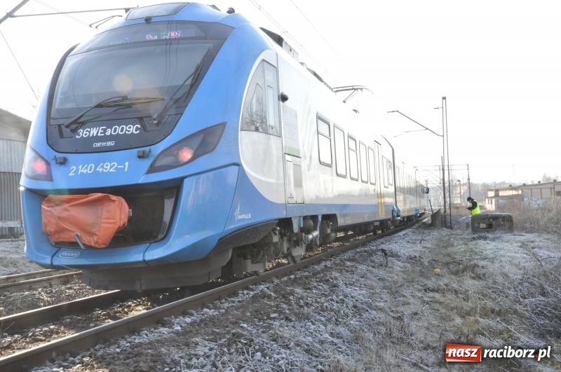 Zdjęcie w galerii na portalu naszraciborz.pl: Pociąg osobowy potrącił mężczyznę przy moście kolejowym  wiadomości z regionu